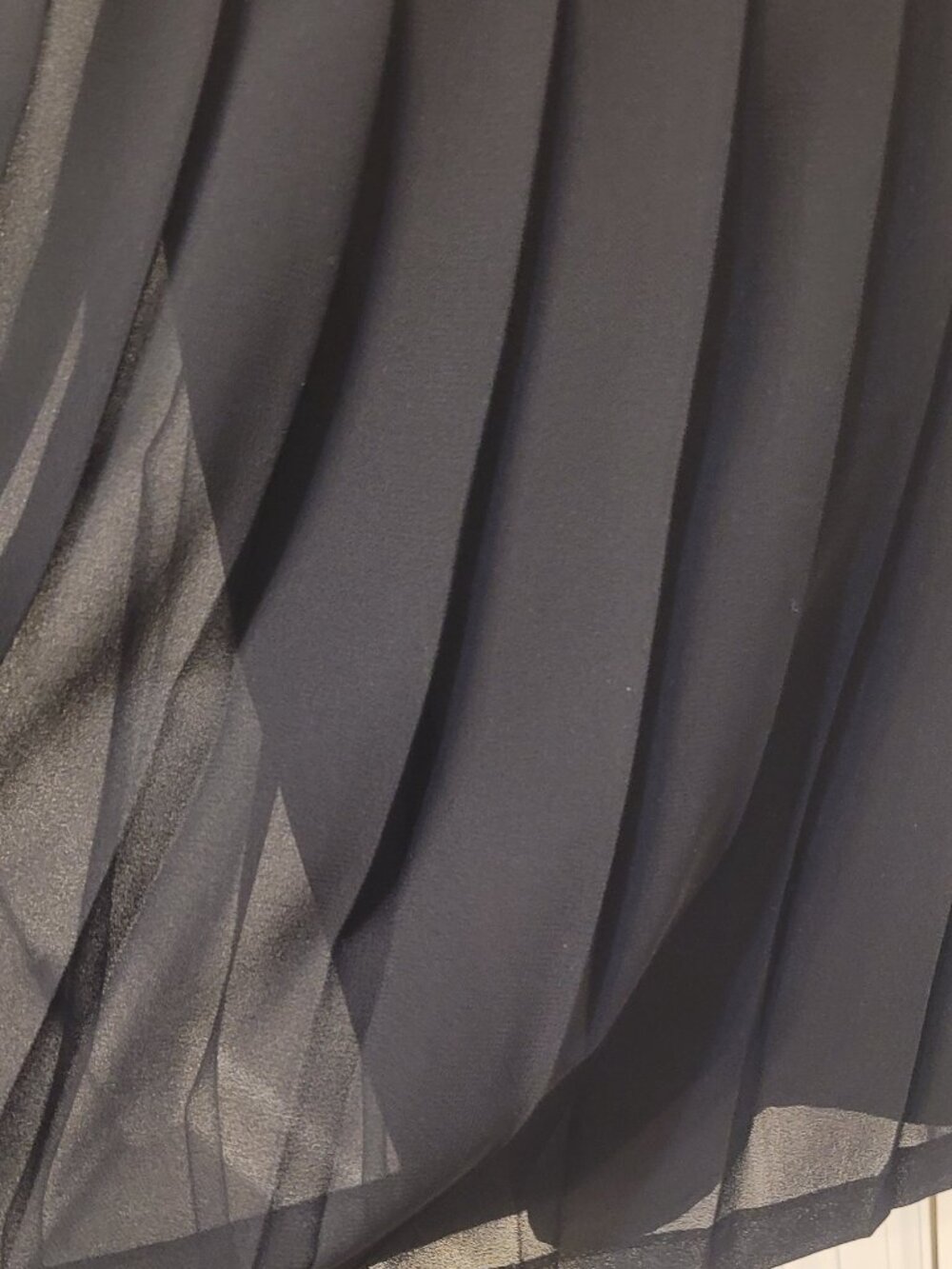 Kasper Black Pleated Lightweight Skirt Size 8 Shoud have one in your closet!!! - Picture 3 of 5